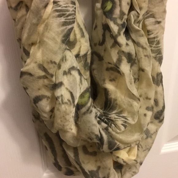 Tiger print scarf - Picture 2 of 5